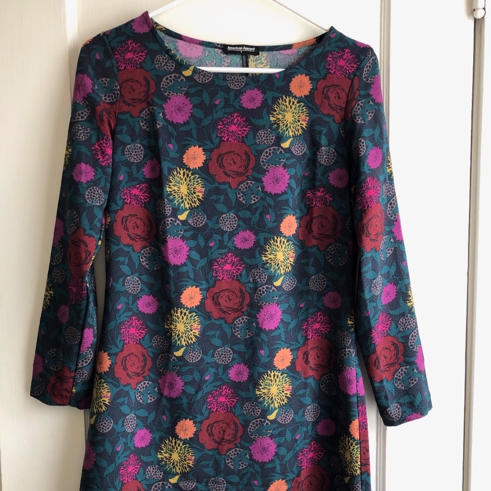 Floral patterned mid length dress with 3/4 sleeves